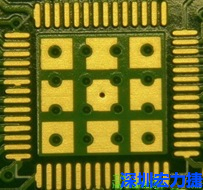 這個(gè)通孔的設(shè)計(jì)勉強(qiáng)可以接受，只剩下正中間一個(gè)通孔沒有塞孔，而且孔徑也變小了。