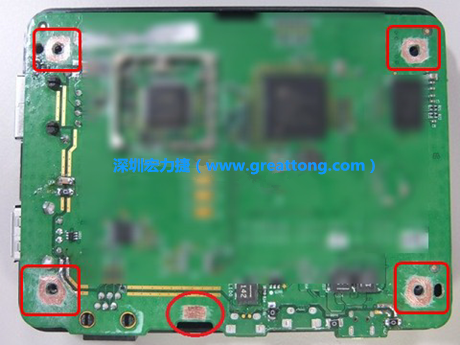 手動去綠漆。使用傳統(tǒng)的刀片去除綠漆后的效果。