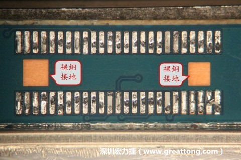 把板對板連接器全部移除，發(fā)現(xiàn)其下方板子共有兩個(gè)裸銅的方形設(shè)計(jì)。