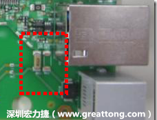 有人認為電容旁邊已經(jīng)有螺絲將電路板固定于機殼上了，不應該發(fā)生電路板彎曲的現(xiàn)象才對。