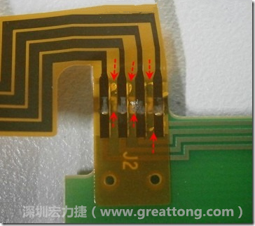 這張圖所顯示的,PCBA工廠實際進行HotBar(熱壓熔錫焊接)焊接的時候,經(jīng)常會出現(xiàn)這類焊墊之間短路的問題,下面的圖示為比較嚴重的案例,大部分都只有部份溢錫,但這對品質信賴杜已經(jīng)產(chǎn)生了及大的為害,既使現(xiàn)在測試沒有出現(xiàn)問題,難保在高溫膏濕的環(huán)境下不會出現(xiàn)電子遷移(Electromigration)的現(xiàn)象。