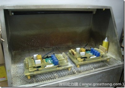 使用噴涂(Spraying)方式作業(yè)conformal coating時(shí)，需設(shè)備抽真空的設(shè)備，否則噴涂的物質(zhì)會(huì)飄散到空氣當(dāng)中，影響人體的健康。