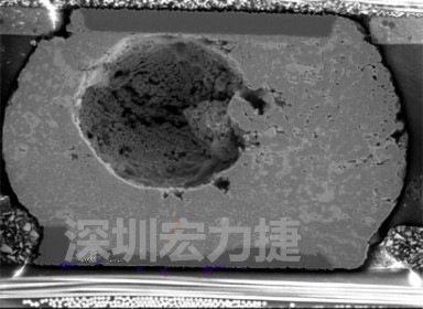 錫球氣泡大到足以影響到焊接的品質(zhì)，下圖是錫球切片后的剖面，可以很明顯看到氣泡已經(jīng)有錫球的 1/3 大了