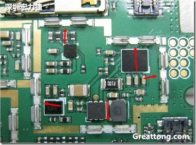 圖中顯示一塊電路板使用這種屏蔽夾(shielding clip)的實(shí)例?；旧衔覀?cè)趶澖堑牡胤蕉荚O(shè)計(jì)擺放了一個(gè)屏蔽夾，這樣可以讓作業(yè)員比較方便安裝屏蔽罩(shielding can)時(shí)的對(duì)位準(zhǔn)確。然后在其他沒(méi)有屏蔽夾的地方也設(shè)計(jì)了一些接地的布線，一來(lái)可以稍微提升屏蔽罩的電磁隔絕能力，另一方面也可以為屏蔽夾無(wú)效時(shí)，馬上可以更改為屏蔽框，而無(wú)需要重新設(shè)計(jì)電路板。