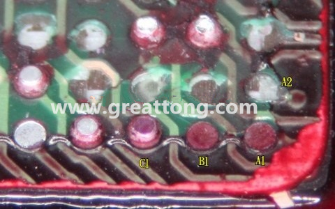 下圖是紅墨水測試后將PCB板子拿回來側(cè)一個角度拍攝的照片，就可以很清楚的看到錫球黏在PCB端，或不在PCB端。