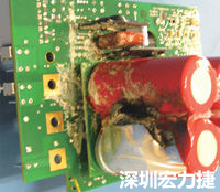 元件選擇不當(dāng)導(dǎo)致大量電流或電壓流經(jīng)電路，將會(huì)發(fā)生像這個(gè)燒融電容器的損壞情形。