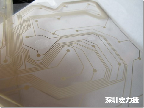 下面第二個圖則是另一片也有著按鍵線路的PTF，當上、下兩面PTF的按鍵結點互相接觸后就可以計算出是哪個按鍵被按下了?？墒钱敯存I沒有按下時，上下兩片PTF的線路則是分開的，所以上圖那片PTF的線路上面其實還另外覆蓋了另一層透明的PET作為絕緣層，只露出了需要在鍵盤按下時才會碰觸的接觸點，因為這些材質使用的都是Polymer，所以才撐這樣的技術為Polydome(聚合簧片)。