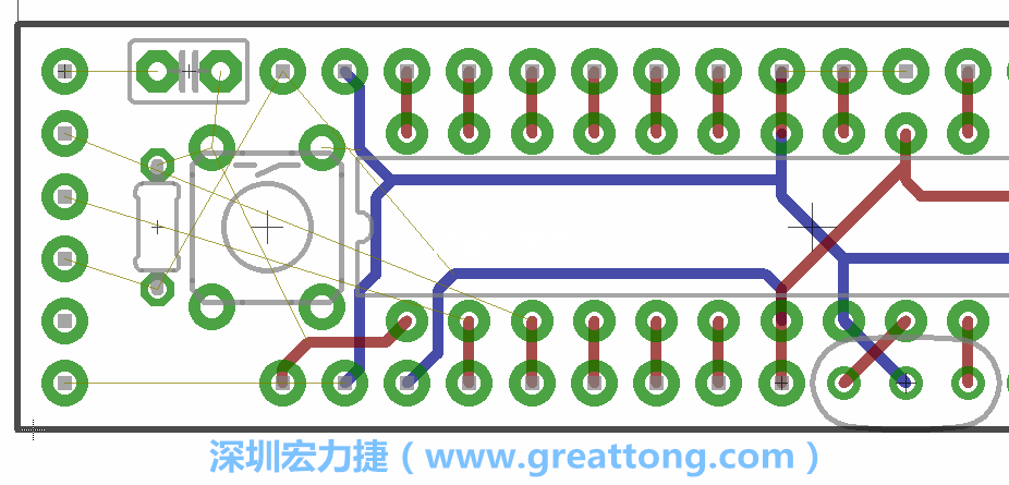 到目前為止，你應(yīng)該只剩下四個(gè)部分還未進(jìn)行布線，10K重置上拉電阻器、重置電容和1×6的序列排針。