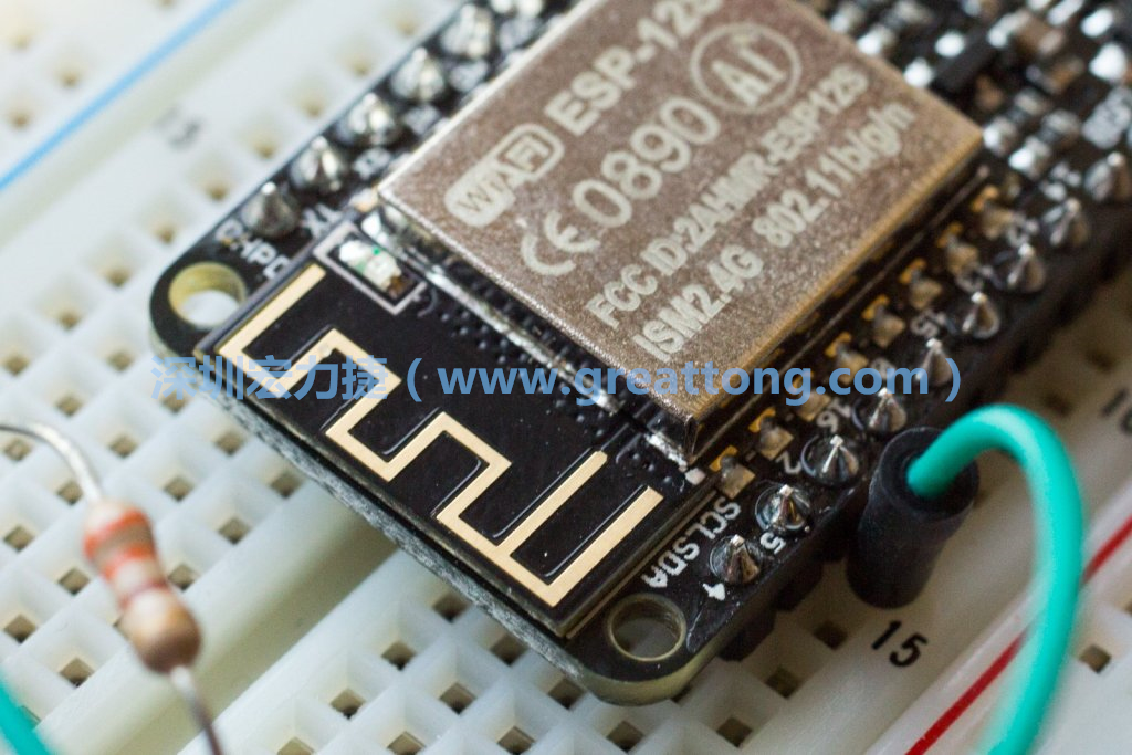 Adafruit Feather板上的無線電天線。