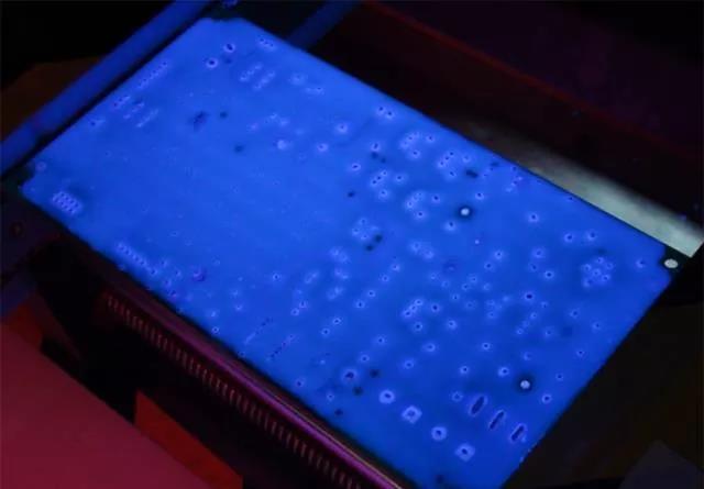 經(jīng)過涂覆工藝后的PCB，在紫光燈下的拍攝效果，原來coating也可以這么美！