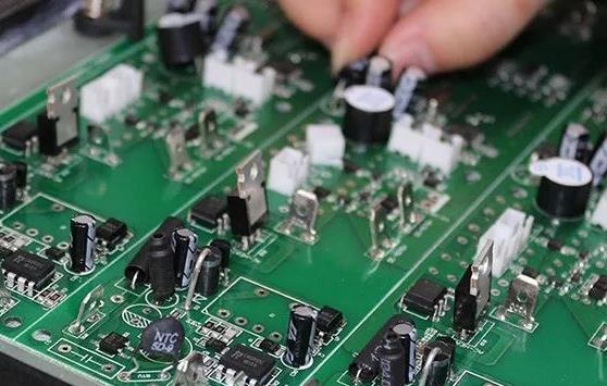 PCBA加工貼片元器件與插件元器件的區(qū)別在哪？
